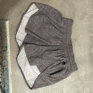 Lululemon Tracker Low-Rise Lined short. Size 8.